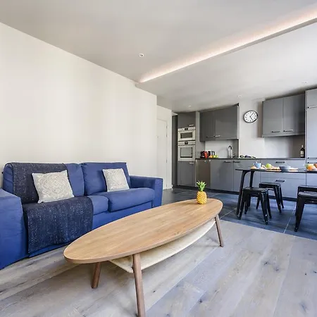 Refurbished Flat In Rue Cardinet, Sleeps 4 By Guestready * Paris