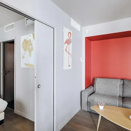 Apartment Refurbished Flat In Rue Cardinet, Sleeps 4 By Guestready *