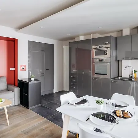 Refurbished Flat In Rue Cardinet, Sleeps 4 By Guestready Apartment